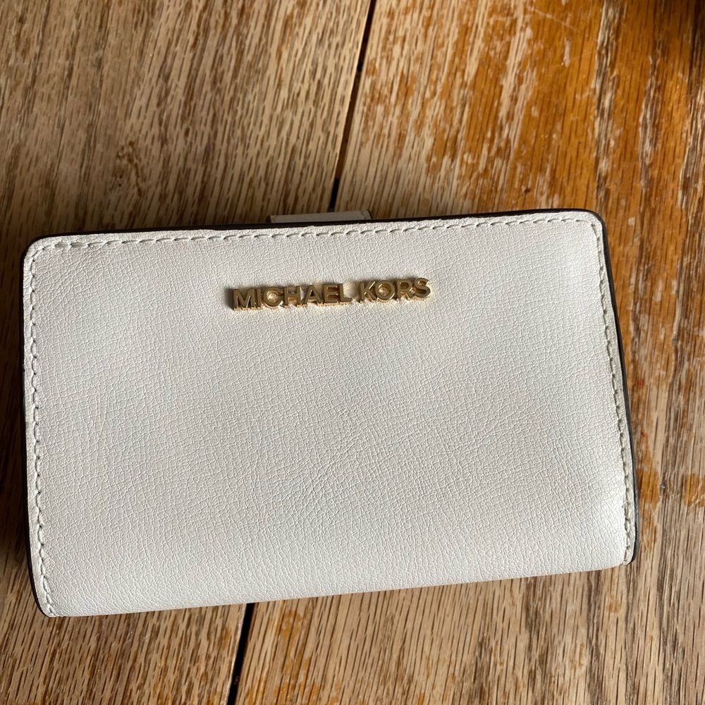 NWOT - Michael Kors Wallet